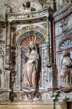 Montemor-o-Velho, Portekiz - 16 Aralık 2025: Montemor-o-Velho Şatosu 'ndaki Santa Maria da Alcacova Kilisesi, Avrupa' nın Coimbra Bölgesi