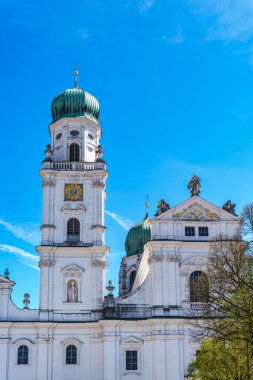 Passau, Almanya 'daki St. Stephans Katedrali kulelerin tepesinde yeşil metal kubbeleri olan eski bir beyaz kilisedir. Kilisenin önünde Maximillian Joseph 'in heykeli var.