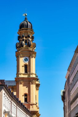 St. Cajetan Tiyatro Kilisesi - Theatinerkirche St. Kajetan, Münih 'te bir Katolik kilisesi, seçmen Ferdinand Maria ve eşi Savoy' lu Henriette Adelaide tarafından kuruldu..