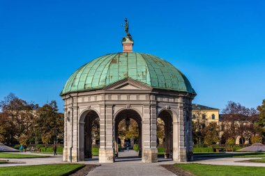 Dianatempel ile Münih 'teki Hofgarten Parkı. Diana Pavyonu ve Münih ve Odeonsplatz 'ın bitişiğindeki Hofgarten arazisi..