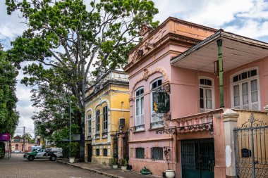 Manaus, Amazonas, Brezilya 'daki Largo Sao Sebastiao Meydanı' nın ortasında güzel dekore edilmiş bir çeşme bulunan Amazon Tiyatrosu önünde..