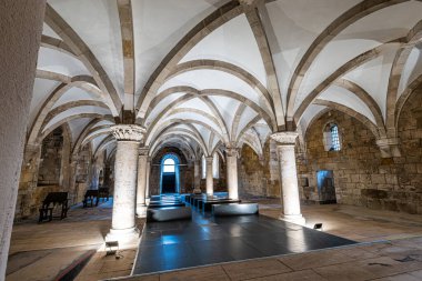Alcobaca Manastırı 'nın keşiş salonu, Alcobaca, Portekiz' deki Mosteiro de Santa Maria de Alcobaca. Rahiplerin birlikte çalıştığı büyük gotik bir oda, manastırın içinde..
