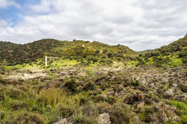 Mertola, Portekiz, Alentejo yakınlarındaki doğal do Vale do Guadiana 'da yabani çayırları, nehirleri ve şelaleleri olan güzel bir manzara.
