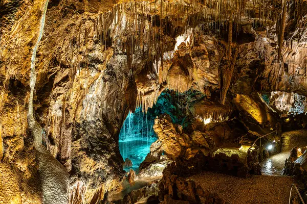 Mira de Aire Mağaraları, Grutas de Mira de Aire, Leiria, Portekiz. Porto de Mos, Leiria 'da kireçtaşı mağaraları var. Moinhos Velhos