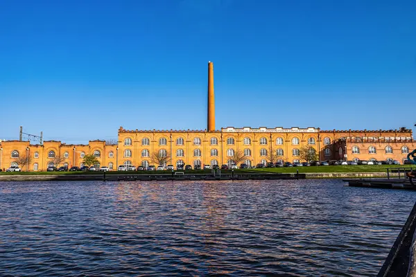 Portekiz 'in Aveiro kentindeki Cais de Fonte Nova bölgesinde bulunan Eski Jeronimo Pereira Campos Fabrikası' nın tarihi ön cephesi