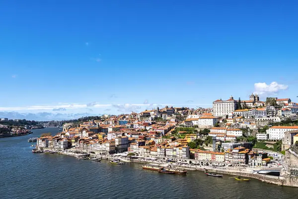 Portekiz 'in eski Porto kasabasının renkli manzarası. Oporto, turistik Akdeniz kültür, mimari, şarap, spor ve gastronomi şehri.