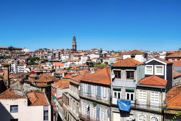 Portekiz 'in eski Porto kasabasının renkli manzarası. Oporto, turistik Akdeniz kültür, mimari, şarap, spor ve gastronomi şehri.