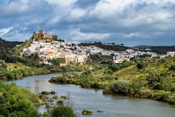 Guadiana nehri ve Mertola köyü manzarası. Portekiz 'in Alentejo Bölgesi