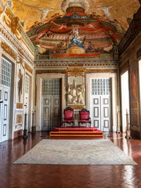 Mafra, Portekiz - 11 Nisan 2025: Mafra Ulusal Sarayı, Manastır ve Bazilika. Fransisken Dini Düzeni. Portekiz, Lizbon 'un kuzeyindeki Mafra' da barok mimarisi.