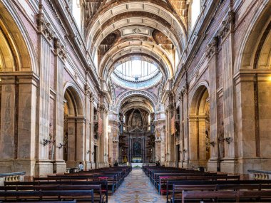 Mafra, Portekiz - 11 Nisan 2025: Mafra Ulusal Sarayı, Manastır ve Bazilika. Fransisken Dini Düzeni. Portekiz, Lizbon 'un kuzeyindeki Mafra' da barok mimarisi.