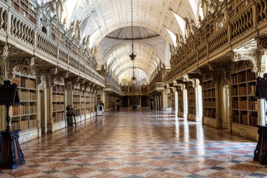 Mafra, Portekiz - 11 Nisan 2025: Mafra Ulusal Sarayı, Manastır ve Bazilika. Fransisken Dini Düzeni. Portekiz, Lizbon 'un kuzeyindeki Mafra' da barok mimarisi.