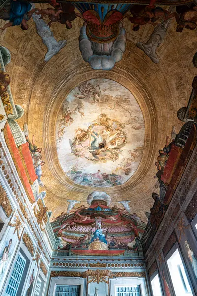 Mafra, Portekiz - 11 Nisan 2025: Mafra Ulusal Sarayı, Manastır ve Bazilika. Fransisken Dini Düzeni. Portekiz, Lizbon 'un kuzeyindeki Mafra' da barok mimarisi.