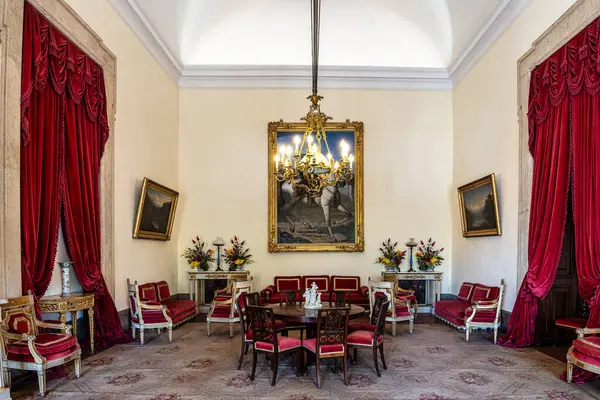 Mafra, Portekiz - 11 Nisan 2025: Mafra Ulusal Sarayı, Manastır ve Bazilika. Fransisken Dini Düzeni. Portekiz, Lizbon 'un kuzeyindeki Mafra' da barok mimarisi.