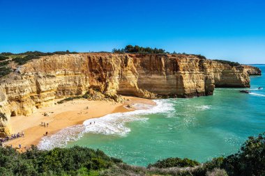 Benagil, Portekiz - 19 Şubat 2025: Benagil, Algarve, Portekiz kıyıları. Percurso dos Sete Vales Suspensos. Yedi Asılma Vadisi Yolu.