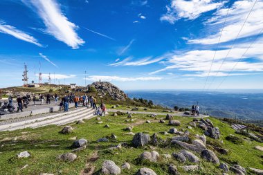Monchique, Portekiz - 18 Şubat 2025: Monchique dağlarındaki dağ radar istasyonu, Foia, Algarve, Portekiz, Avrupa.