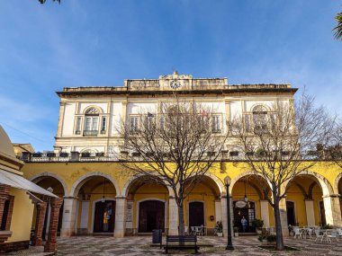 Silves, Portekiz - 21 Şubat 2025: Silves, Algarve bölgesindeki modern ve tarihi yapılara bakış, Avrupa 'daki Portekiz