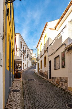 Silves, Portekiz - 21 Şubat 2025: Silves, Algarve bölgesindeki modern ve tarihi yapılara bakış, Avrupa 'daki Portekiz