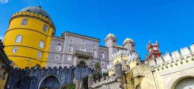 Sintra, Portekiz - Mar 04, 2025: The Süslü Park and National Palace of Pena, Sintra, Portekiz 'deki UNESCO Dünya Mirasları Alanı.