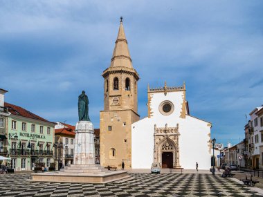 Tomar, Portekiz - 12 Aralık 2025: Portekiz, Portekiz, Avrupa 'daki Praca da Republica Meydanı' ndaki Igreja de Sao Joao Baptista kilisesinin cephesi