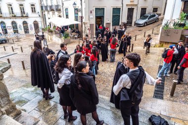 Coimbra, Portekiz - 14 Aralık 2025: Coimbra, Portekiz Praxe. Üniversite birinci sınıfların gaziler tarafından kabul töreni. İstismar ve aşağılanmanın yaygın olduğu tartışmalı bir uygulama.