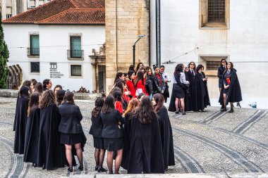 Coimbra, Portekiz - 14 Aralık 2025: Coimbra, Portekiz Praxe. Üniversite birinci sınıfların gaziler tarafından kabul töreni. İstismar ve aşağılanmanın yaygın olduğu tartışmalı bir uygulama.