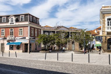 Aveiro, Portekiz - 18 Aralık 2025: Portekiz 'in Aveiro şehrindeki Art Nouveau mimari tarzındaki eski binaların güzel cephelerine bakın