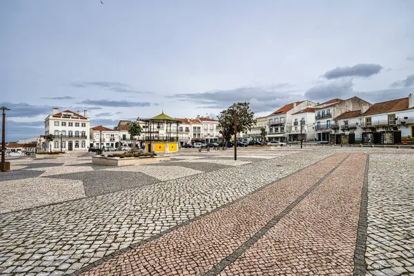 Nazare, Portekiz - Mar 08, 2025: Orta Portekiz, Avrupa 'daki tepedeki Nazare Sitio' nun merkezi meydanı. Nazare Atlantik kıyısındaki en popüler sahil beldesidir.