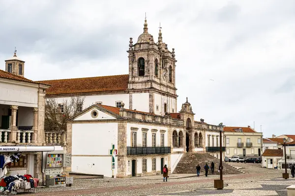 Nazare, Portekiz - 08 Mart 2025: Ünlü Santuario de Nossa Senhora da Nazare, leydimizin mabedi. Nazare kasabası Portekiz