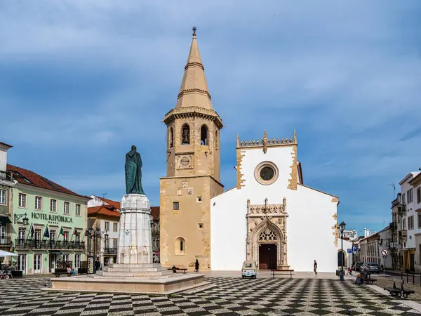 Tomar, Portekiz - 12 Aralık 2025: Portekiz, Portekiz, Avrupa 'daki Praca da Republica Meydanı' ndaki Igreja de Sao Joao Baptista kilisesinin cephesi