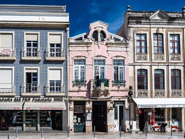 Aveiro, Portekiz - 18 Aralık 2025: Portekiz 'in Aveiro şehrindeki Art Nouveau mimari tarzındaki eski binaların güzel cephelerine bakın