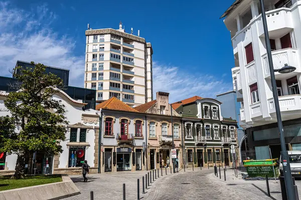 Aveiro, Portekiz - 18 Aralık 2025: Portekiz 'in Aveiro şehrindeki Art Nouveau mimari tarzındaki eski binaların güzel cephelerine bakın
