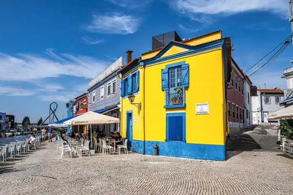 Aveiro, Portekiz - 18 Aralık 2025: Portekiz 'in Aveiro şehrindeki Art Nouveau mimari tarzındaki eski binaların güzel cephelerine bakın