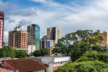 Manaus, Amazonas, Brezilya 'daki Largo Sao Sebastiao Meydanı' nın ortasında güzel dekore edilmiş bir çeşme bulunan Amazon Tiyatrosu önünde..