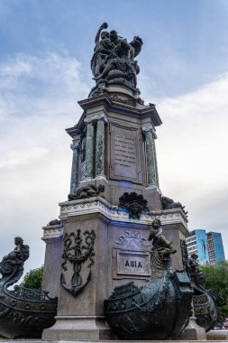 Manaus, Amazonas, Brezilya 'daki Largo Sao Sebastiao Meydanı' nın ortasında güzel dekore edilmiş bir çeşme bulunan Amazon Tiyatrosu önünde..