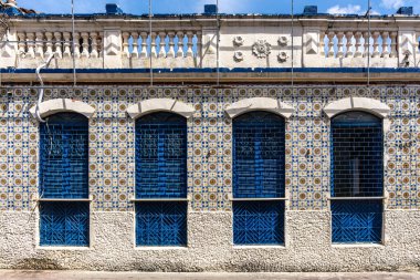 Brezilya 'nın Sao Luis şehrinde Rua dos Afogados caddesinde geleneksel Portekiz sömürge mimari rengi ve stili