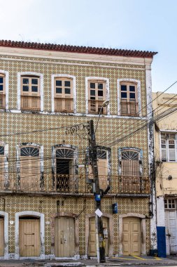 Brezilya 'nın Sao Luis şehrinde Rua do Ribeirao caddesinde geleneksel Portekiz sömürge mimari rengi ve stili
