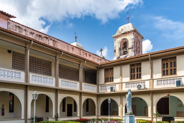 Portekiz sömürge döneminden kalma, Brezilya 'nın kuzeydoğusundaki Sao Luis şehrinin tarihi merkezi Praca Joao Lisboa' daki Nossa Senhora do Carmo manastırı ve kilisesinin cephesi.