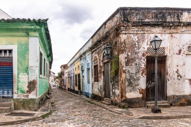 Brezilya 'nın Sao Luis şehrinde Rua da Palma caddesinde geleneksel Portekiz sömürge mimari rengi ve stili