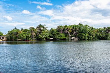 Barreirinhas yakınlarındaki Preguica Nehri 'nde tekne gezisi, Lencois Maranhenses, Maranhao, Brezilya. Preguicas Nehri, Maranhao eyaletinin Lencois Maranhenses bölgesinde yer alan bir su yolu..