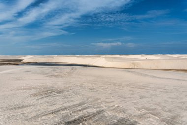 Brezilya 'daki kum tepeleri ve lagoa bonita gölleri, Lencois Maranhenses, Barreirinhas. Taze ve şeffaf su havuzları olan beyaz kum tepeleri.