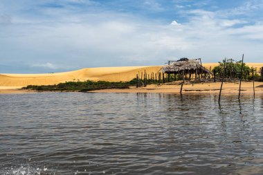 Vassouras 'ın kum tepeleri ve gölleri, Brezilya' nın Lencois Maranhenses 'i, Barreirinhas' ı. Taze ve şeffaf su havuzları olan beyaz kum tepeleri.