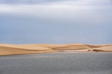 Atins 'in kum tepeleri ve gölleri, Lencois Maranhenses, Brezilya' nın Barreirinhas 'ı. Taze ve şeffaf su havuzları olan beyaz kum tepeleri.