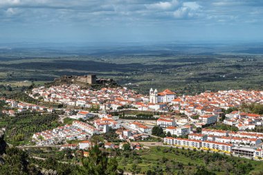 Castelo de Vide çatılarının manzarası dışarıdan görülüyor. Alto Alentejo 'da Castelo de Vide, Portekiz, Avrupa