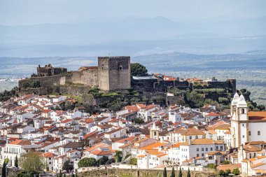 Castelo de Vide çatılarının manzarası dışarıdan görülüyor. Alto Alentejo 'da Castelo de Vide, Portekiz, Avrupa