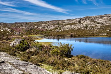 Portekiz 'deki Peneda Geres ulusal parkındaki Penameda Tepesi' nin tepesinde güzel bir göl. Pantano da Peneda