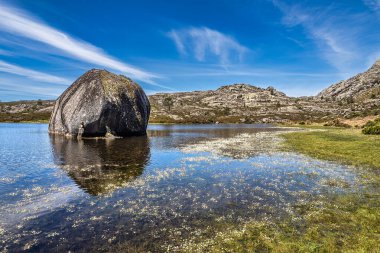 Portekiz 'deki Peneda Geres ulusal parkındaki Penameda Tepesi' nin tepesinde güzel bir göl. Pantano da Peneda