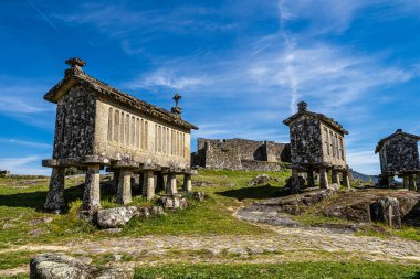 Portekiz 'in kuzeyindeki Lindoso, Peneda Ulusal Parkı' ndaki espigueiros adlı toplumsal tahıl ambarlarının manzarası