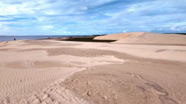 Ilha do Caju 'da Dunas do Mouro, Ilha das Canarias, Brezilya. Delta do Parnaiba ve Delta das Americas. Yeşillik doğa ve kum tepeleri.