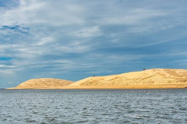 Ilha do Caju 'da Dunas do Mouro, Ilha das Canarias, Brezilya. Delta do Parnaiba ve Delta das Americas. Yeşillik doğa ve kum tepeleri.