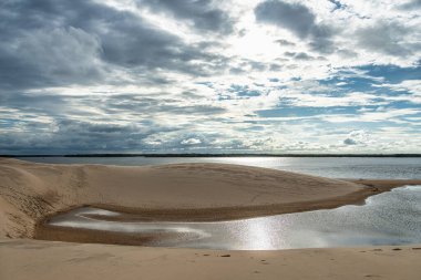 Ilha do Caju 'da Dunas do Mouro, Ilha das Canarias, Brezilya. Delta do Parnaiba ve Delta das Americas. Yeşillik doğa ve kum tepeleri.